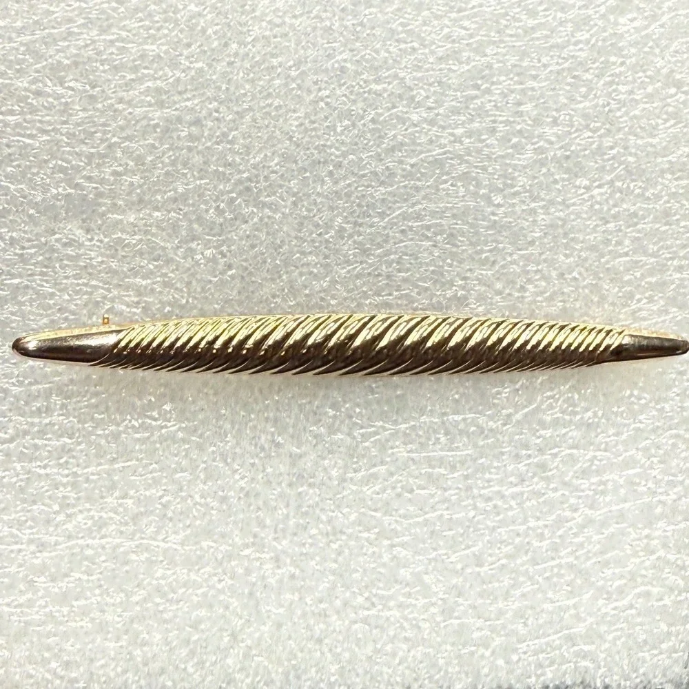 Vintage Gold Tone Ribbed Bar Brooch Mid Century Unsigned Tailored Lapel Clasp
